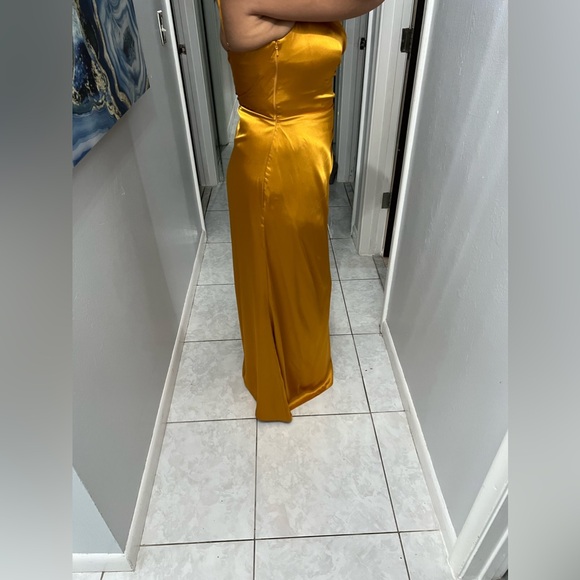 David Bridal GALINA SIGNATURE Charmeuse Draped One-Shoulder Dress size 10 - Picture 6 of 11